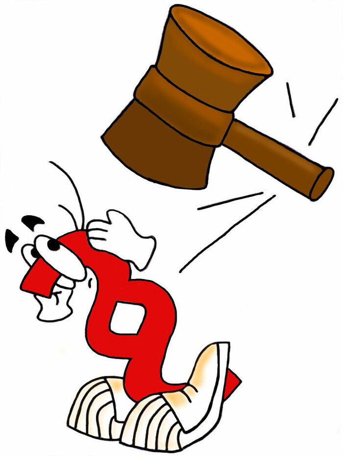 Eine Handzeichnung ist dargestellt. Es ist ein rotes Paragraphenmännchen mit Füßen, Händen und Augen. Es duckt sich nach links, weil von oben rechts ein Holzhammer naht. Der Holzhammer soll das Gesetz darstellen.