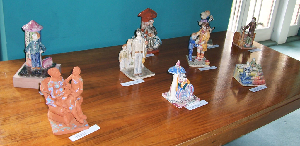 Ein Foto ist dargestellt. Hier sind handgefertigte Tonfiguren von Erich Kästners bekannter Figur "Emil" zu sehen. Es handelt sich um Preise, die von der Sparkasse gesponsort wurden. Jede Figur ist ein Unikat.